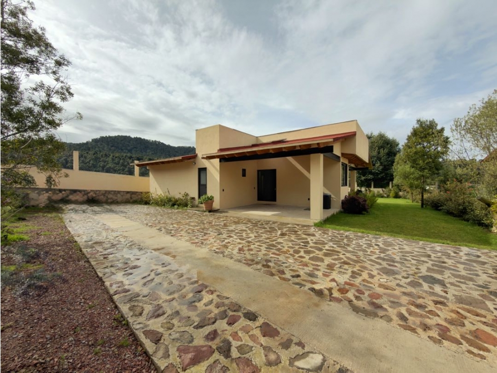 RENTA DE CASA CON TERRAZA Y JARDIN EN LOS SAUCOS I VALLE DE BRAVO — foto 3