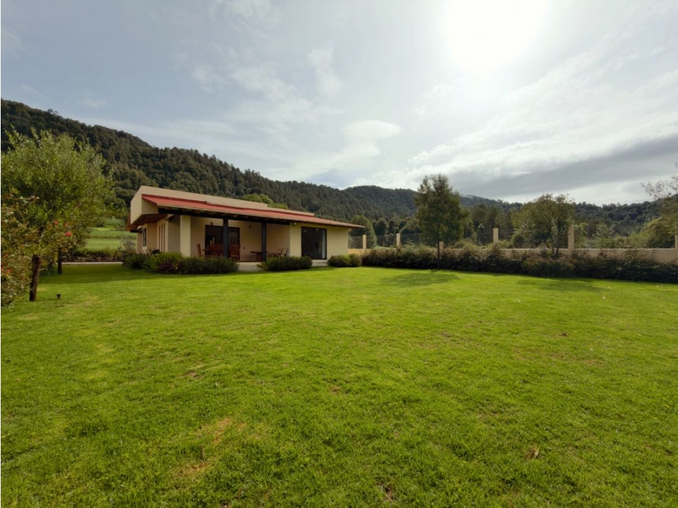 RENTA DE CASA CON TERRAZA Y JARDIN EN LOS SAUCOS I VALLE DE BRAVO