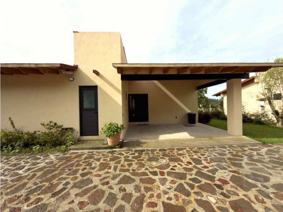 RENTA DE CASA CON TERRAZA Y JARDIN EN LOS SAUCOS I VALLE DE BRAVO — foto 4
