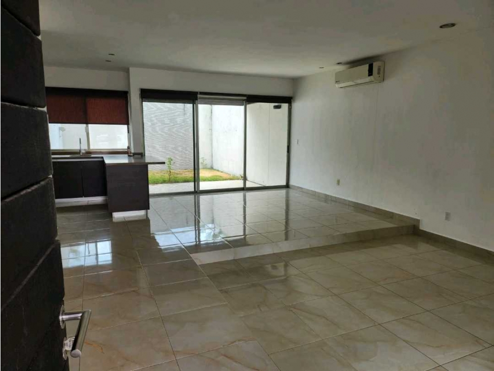 Renta de Casa en Privada Cochera P/2Autos 3Recámaras 2.5Baños Altozano - 2