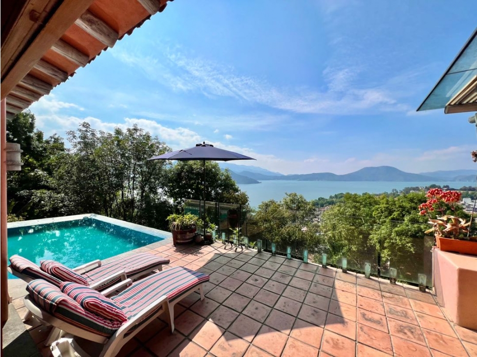 RENTA CASA CON ALBERCA Y TERRAZA VISTAS AL LAGO | VALLE DE BRAVO