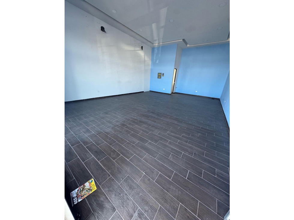 RENTA - Local 54m2 Planta alta - PLAZA LAS CASTAÑAS — foto 3