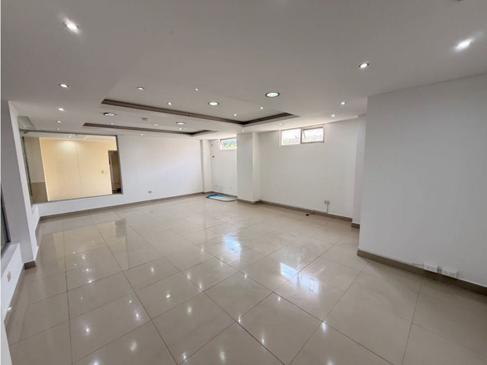 Renta local comercial 49 m2 Cumbaya Universidad San Francisco - 1
