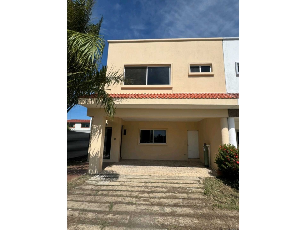 RENTA-CASA en Privada 3 Recámaras3.5 Baños Estudio Hacienda Esmeralda