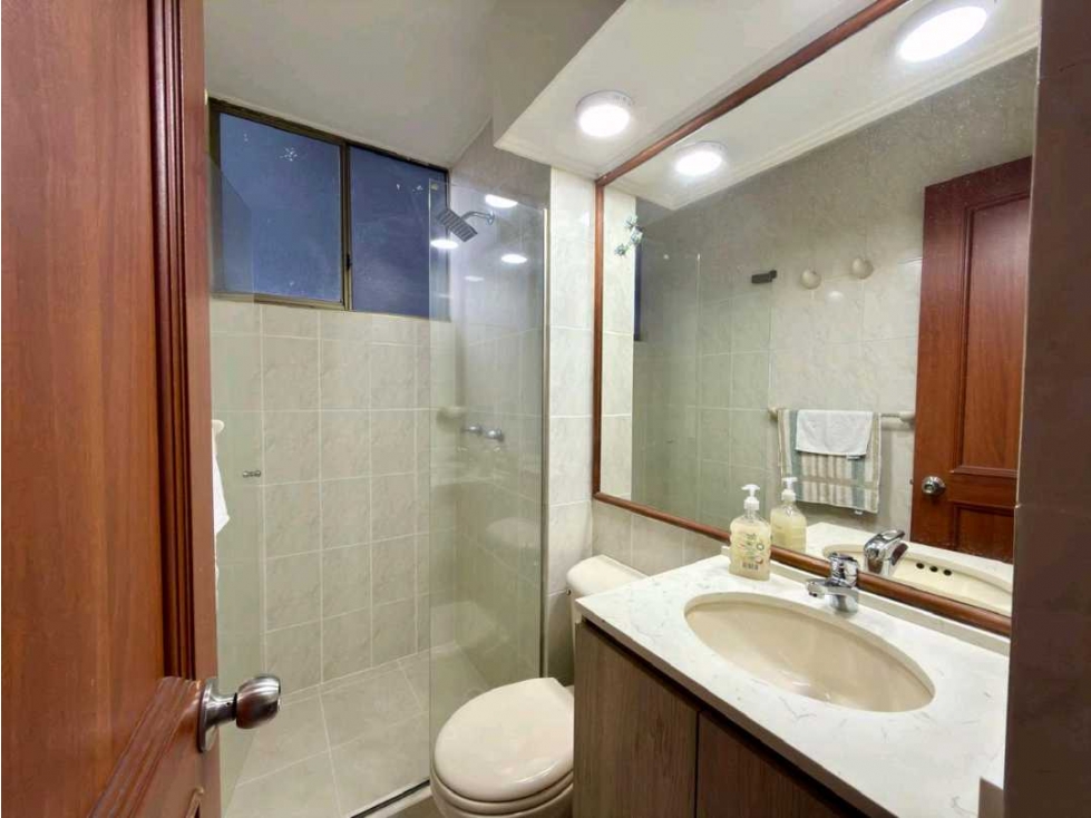 RENTO HERMOSO AMPLIO APARTAMENTO FRENTE CC SANTAFE MEDELLIN POBLADO — foto 3