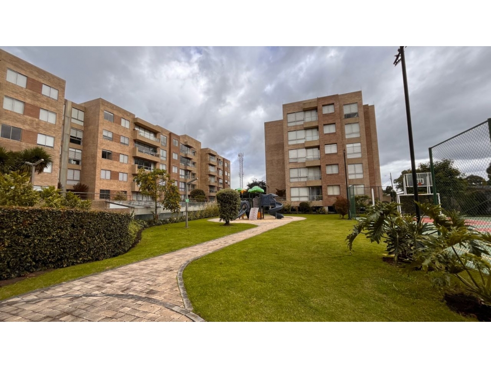Vendo lindo apartamento milla de oro club house. Dos garajes