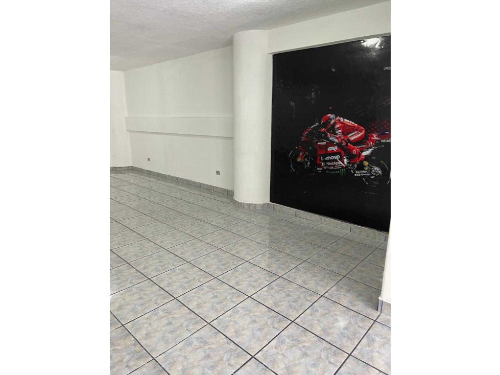 Rento local comercial sector 10 de Agosto y Mañosca