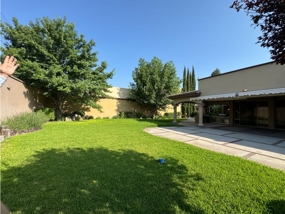 Casa en Venta con amplio jardín y terreno, Republica Saltillo
