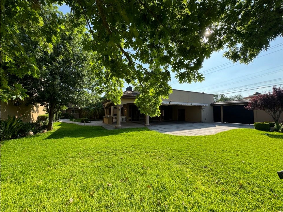 Casa en Venta con amplio jardín y terreno, Republica Saltillo — foto 2