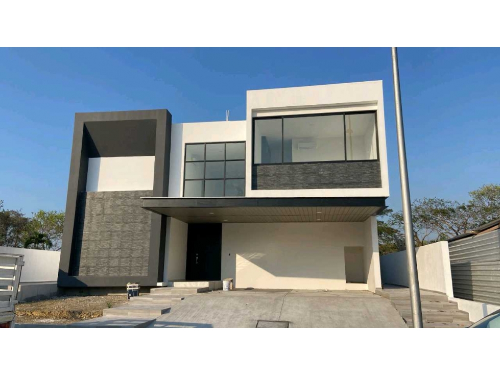 Residencia en Renta 3 Recámaras 4.5 Baños Alberca Propia Nvo. Altozano