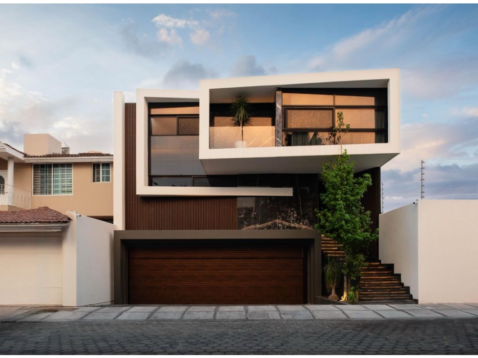 Casa en venta con 526 mts en vía Atlixcayotl. Residencial San Angel
