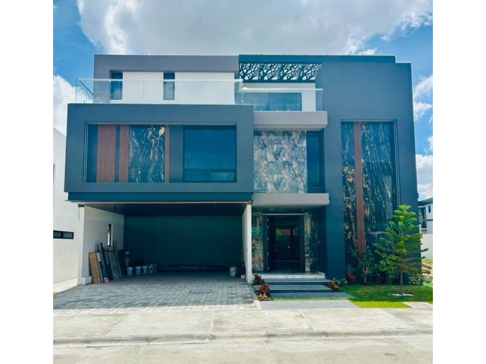 Residencia en venta en fraccionamiento Lagos - 2