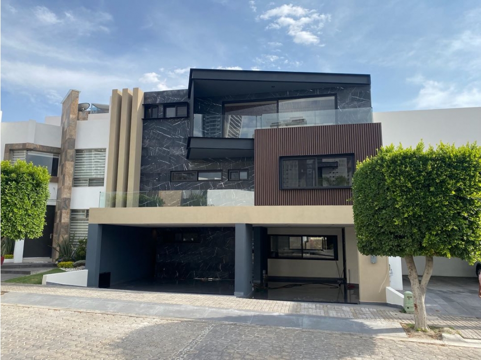 BAJA DE PRECIO! Venta con 570 mts y 4 Recs. Lomas de Angelópolis 2