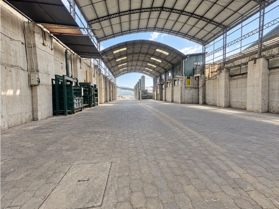 Santa Lucia, Galpón con Oficinas en Renta, 600m2 - 3