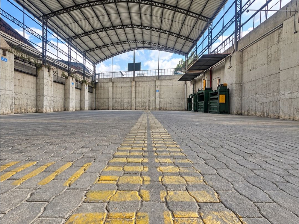 Santa Lucia, Galpón con Oficinas en Renta, 600m2 - 4