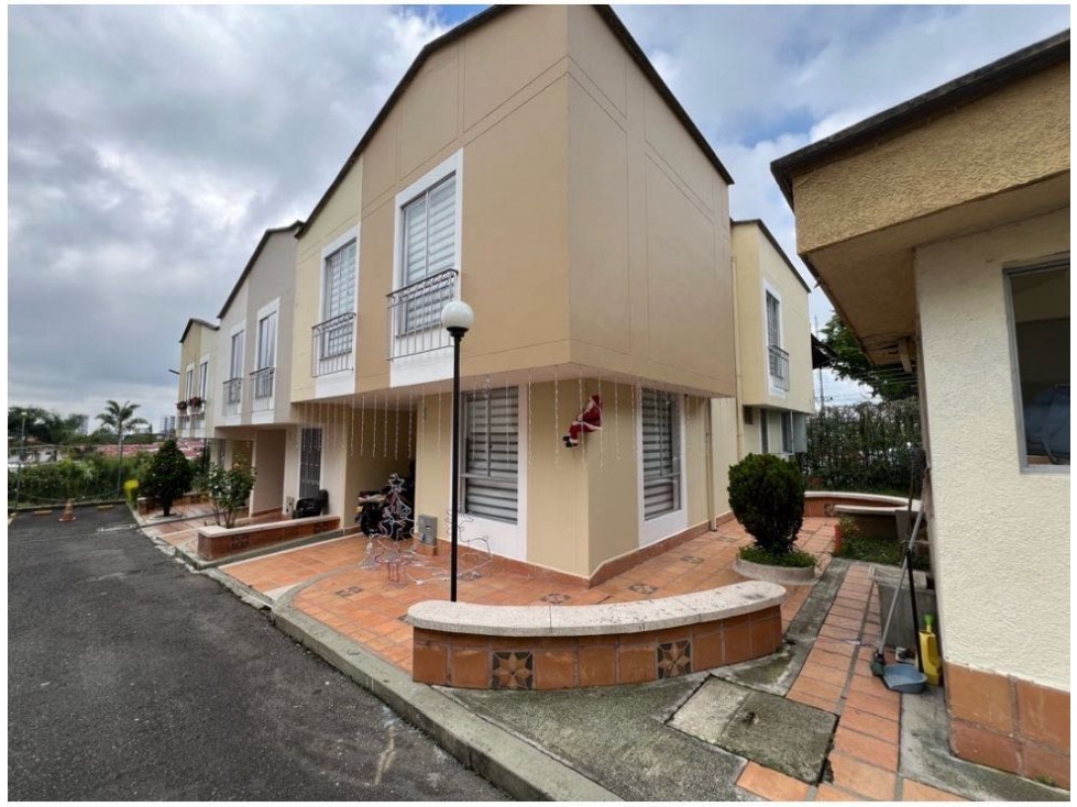 SE VENDE CASA EN LA AVENIDA CENTENARIO