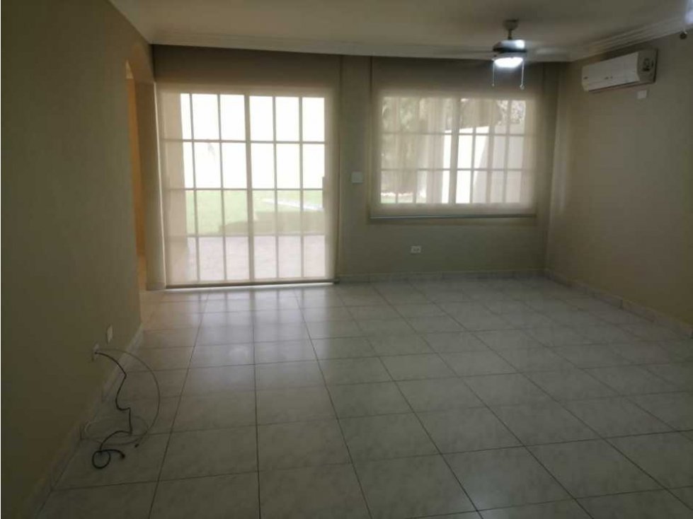 SE ALQUILA AMPLIA CASA EN ALBROOK GARDENS-GRANDE AREA VERDE L/B - 3
