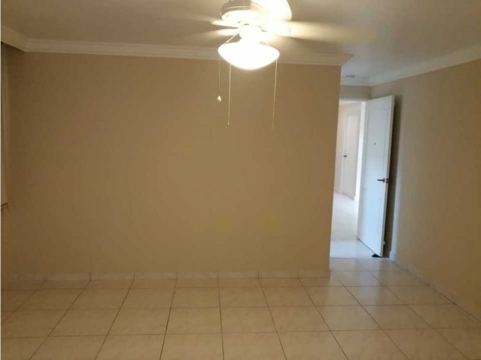 SE ALQUILA AMPLIA CASA EN ALBROOK GARDENS-GRANDE AREA VERDE L/B - 4