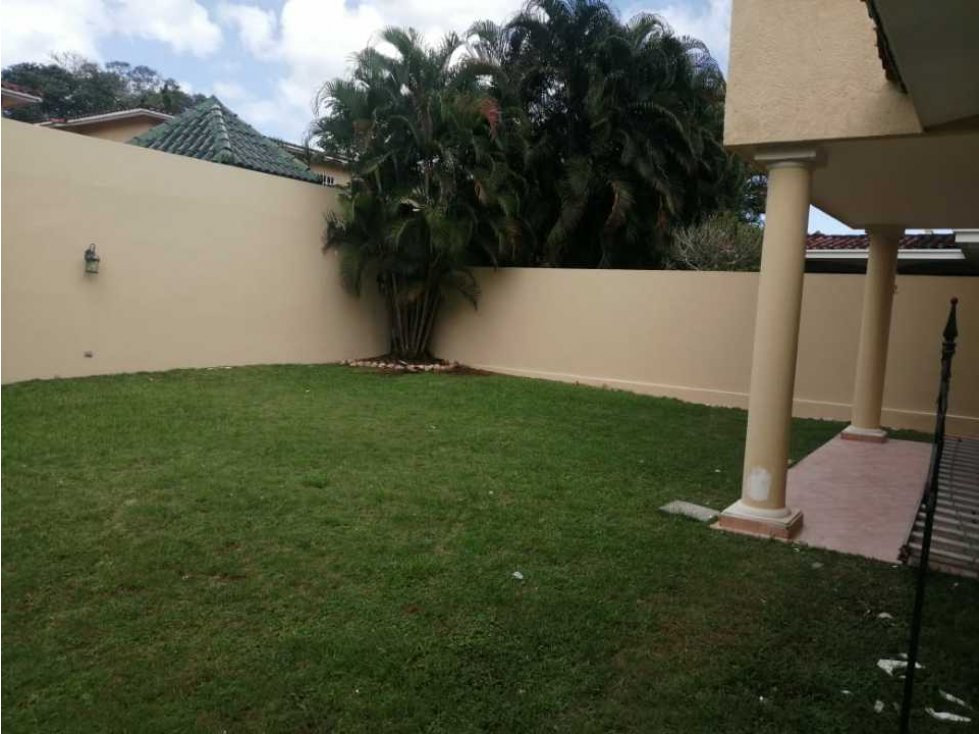 SE ALQUILA AMPLIA CASA EN ALBROOK GARDENS-GRANDE AREA VERDE L/B - 6
