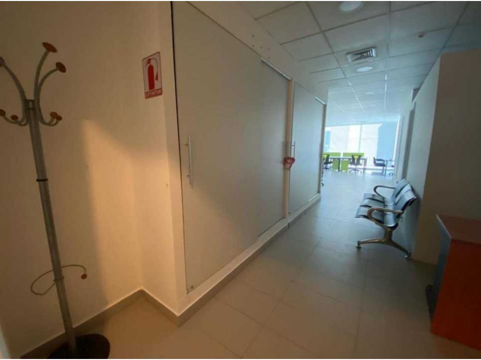 SE ALQUILA AMPLIA OFICINA AMOBLADA 130.82MTS SORTIS BUSINESS TOWER — foto 4