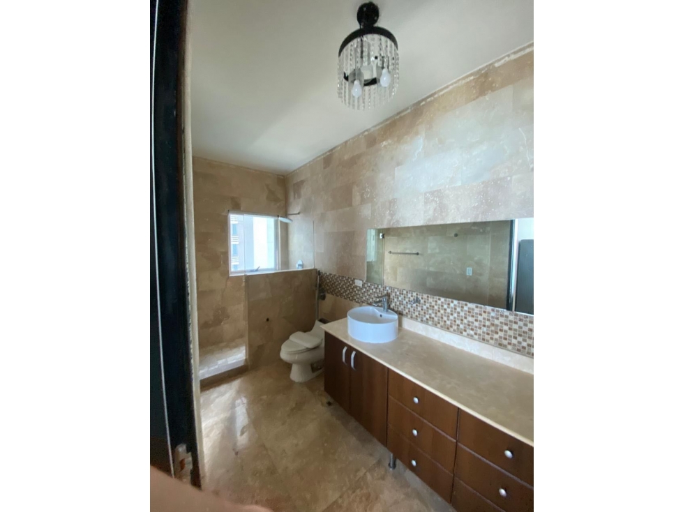 SE ALQUILA AMPLIO APARTAMENTO EN PH Q TOWER