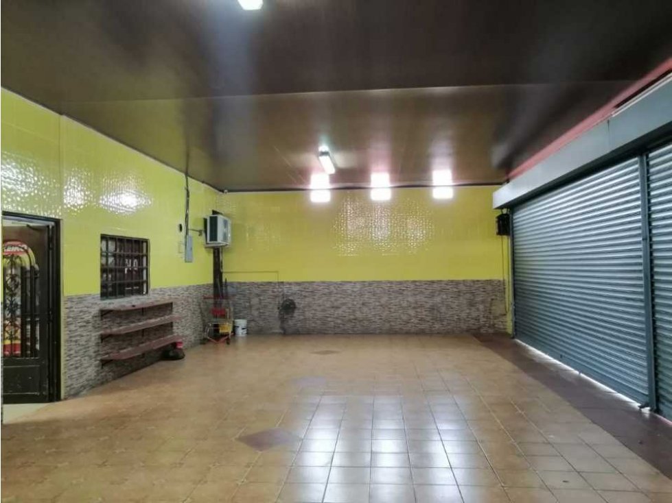Se Vende amplio Local Comercial en Parque Lefevre. - 2