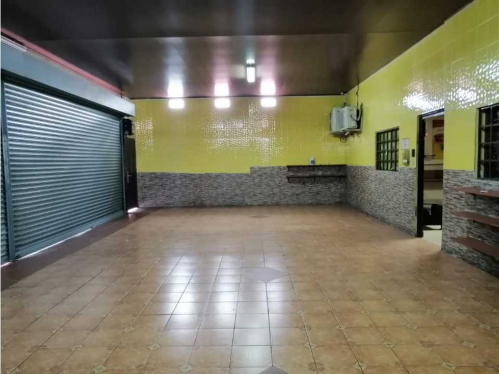Se Vende amplio Local Comercial en Parque Lefevre. - 3
