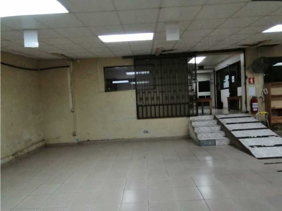Se Vende amplio Local Comercial en Parque Lefevre. - 6
