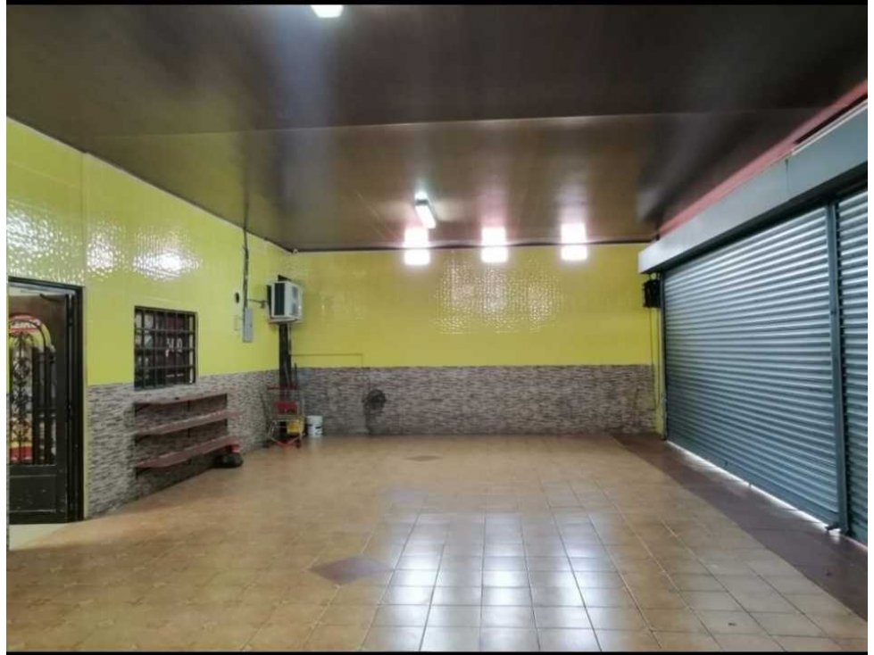 Se alquila amplio y cómodo local de 300 mts en Parque lefevre — foto 2