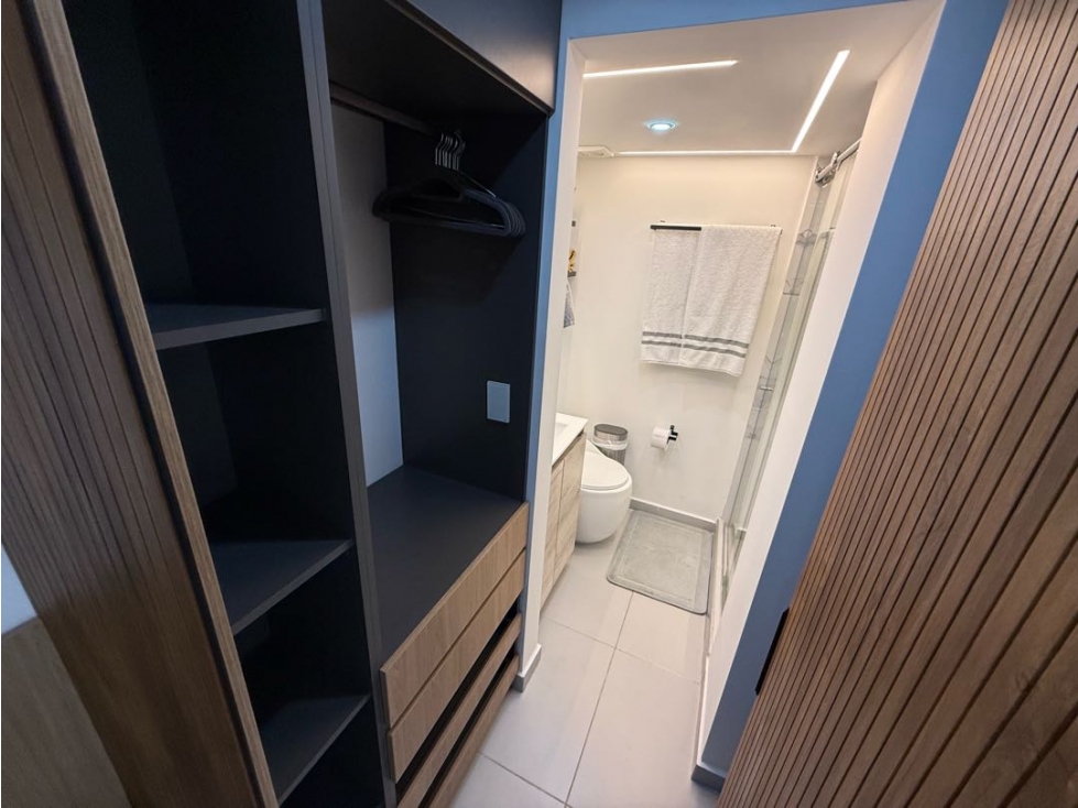 SE VENDE APARTAESTUDIO REMODELADO DE LUJO Y AMOBLADO EN EL REFUGIO — foto 4