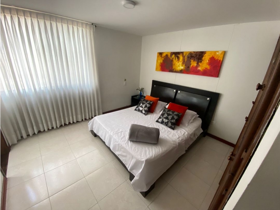 SE ALQUILA APARTAMENTO AMOBLADO DE 3 HABITACIONES