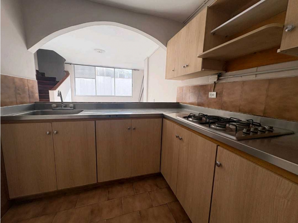 Se alquila apartamento duplex en arriendo en calazans — foto 2
