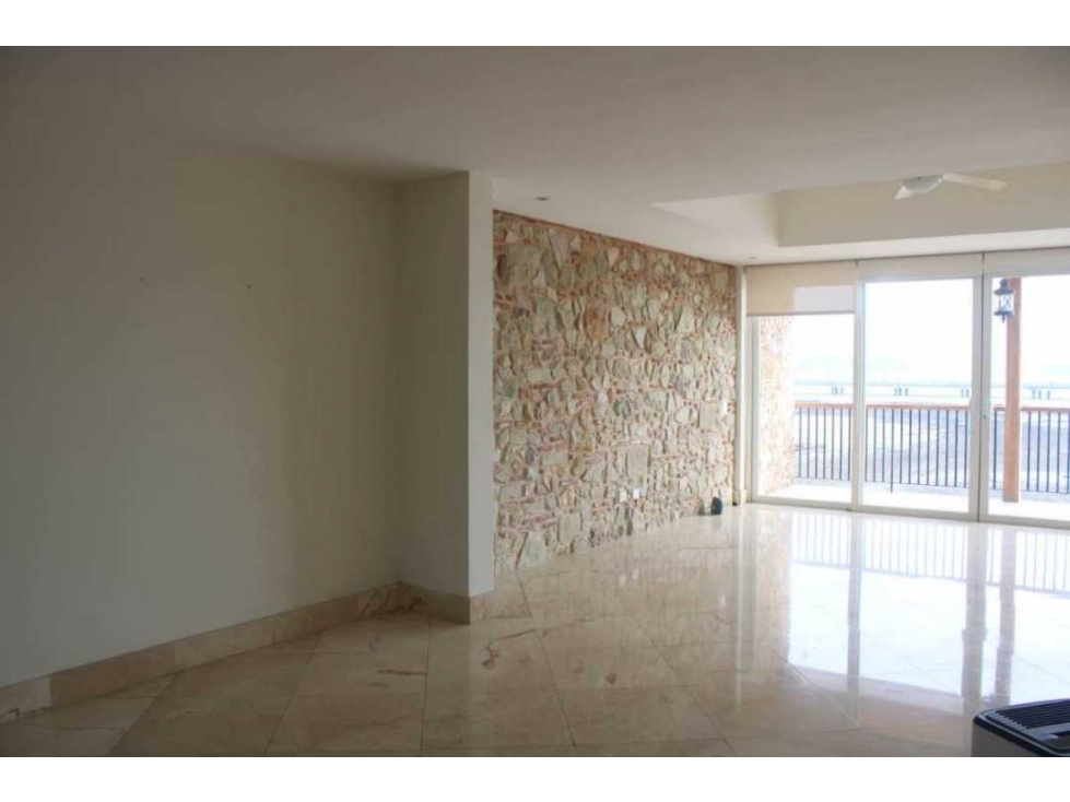 SE ALQUILA APARTAMENTO EN CASCO VIEJO