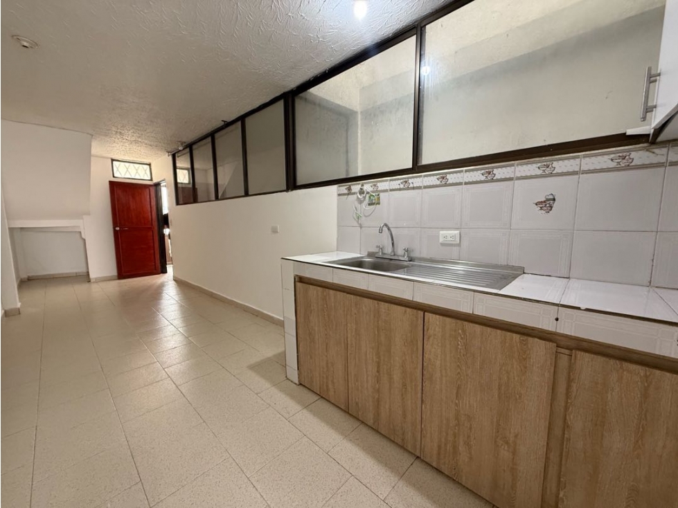SE ALQUILA APARTAMENTO INTERNO EN SAN ANTONIO PRIMER PISO