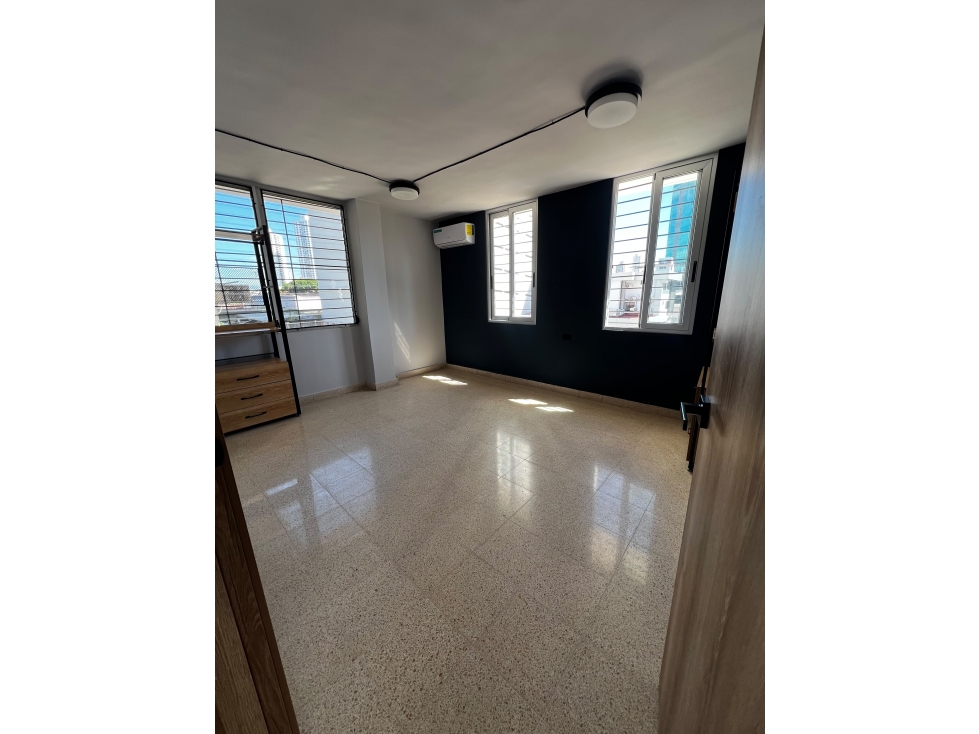 SE ALQUILA APARTAMENTO REMODELADO EN EDIFICIO TEQUENDAMA, OBARRIO — foto 3