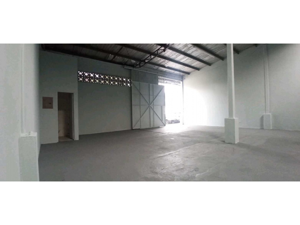 SE ALQUILA BODEGA EN TRANSISMICA