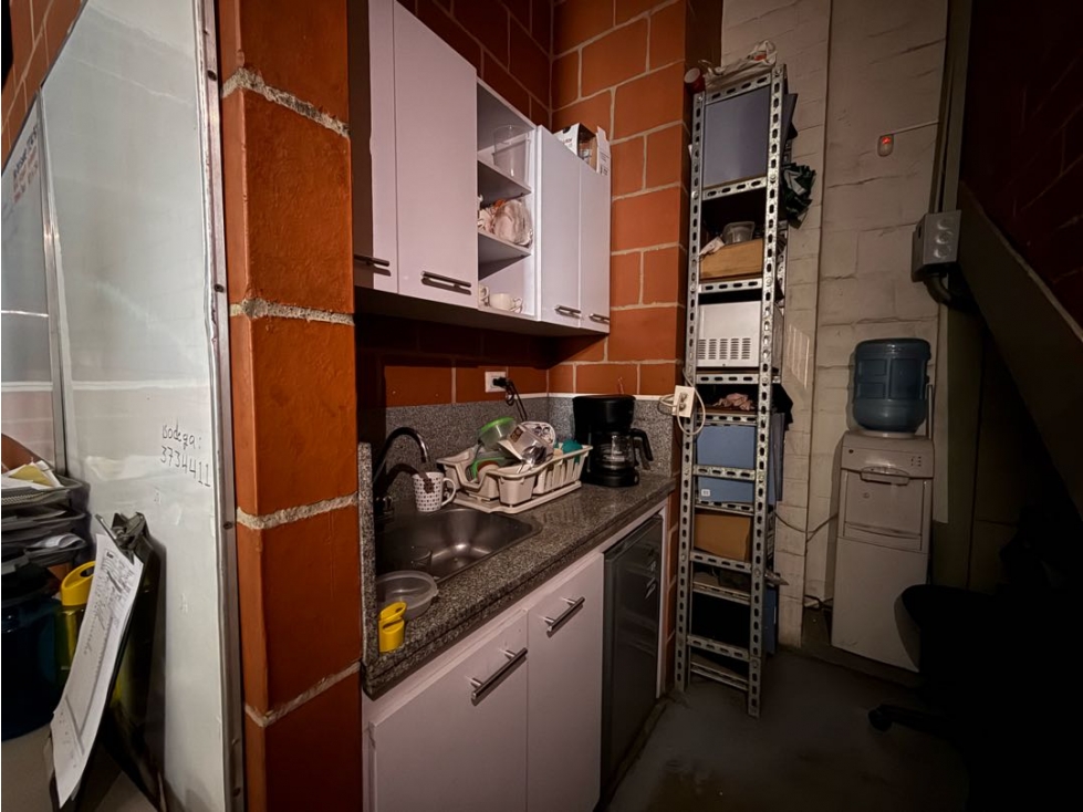 SE ALQUILA BODEGA EN COLSEGUROS MMCV - 6