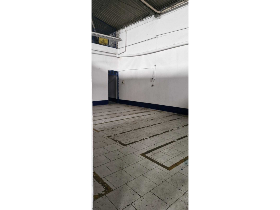 Se alquila bodega en el barrio industrial