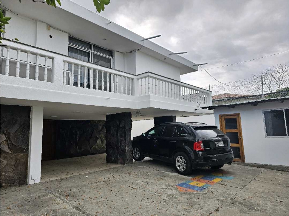 Alquilo en barrio cordova, casa amplia independiente con piscina - 1