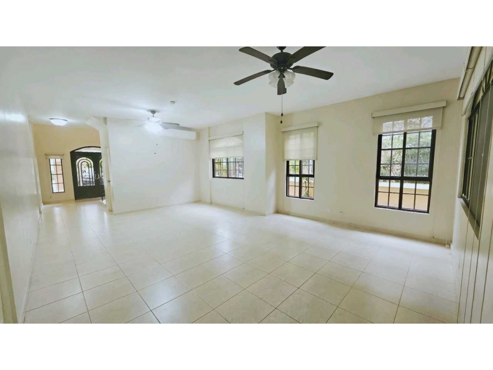 SE ALQUILA CASA CON JARDIN EN CLAYTON VILLAGE MB — foto 3