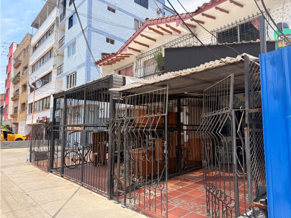 Se alquila casa con local en el limonar