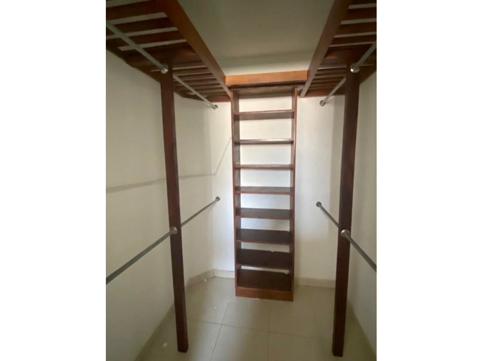 SE VENDE CASA EN CONDADO DEL REY $315,000 AM - 5