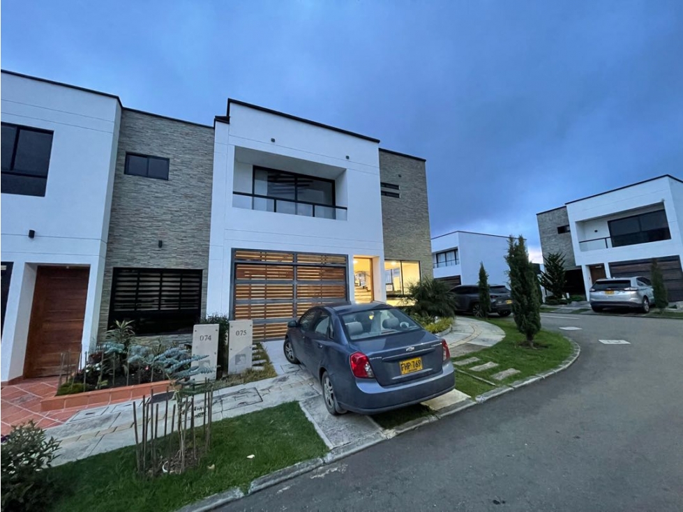 Se alquila casa en unidad cerrada Llanogrande