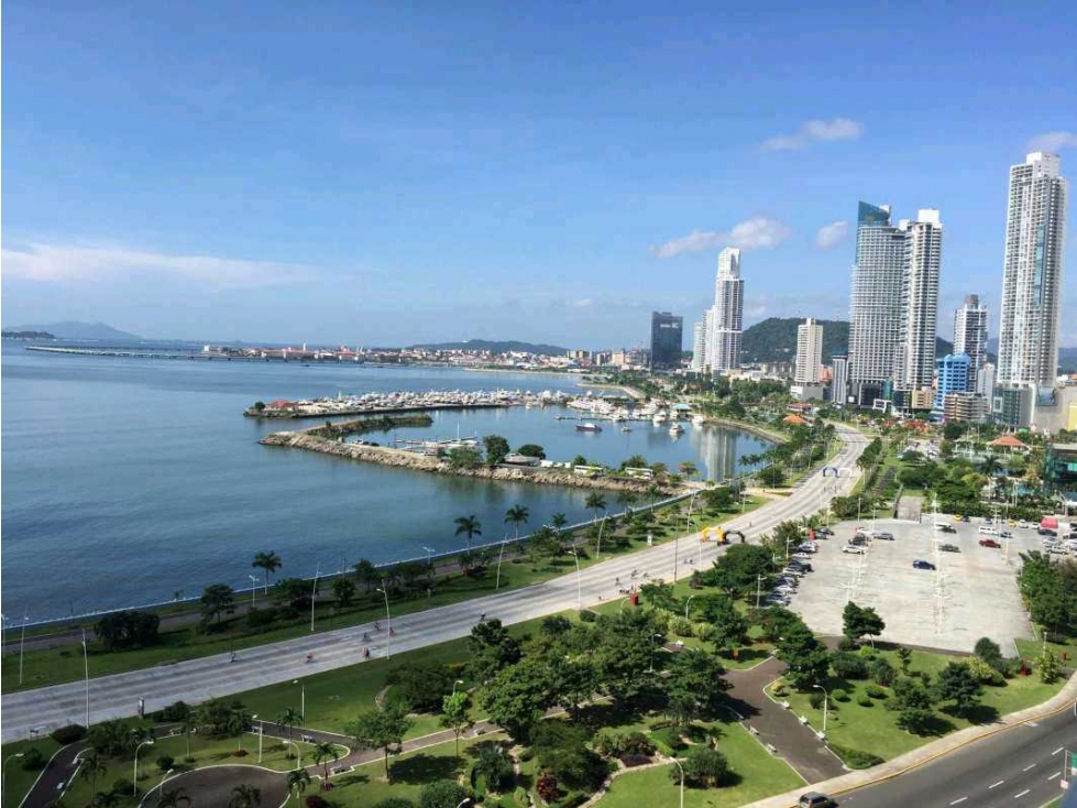 Se Alquila Apartamento con Vista al Mar en Av. Balboa