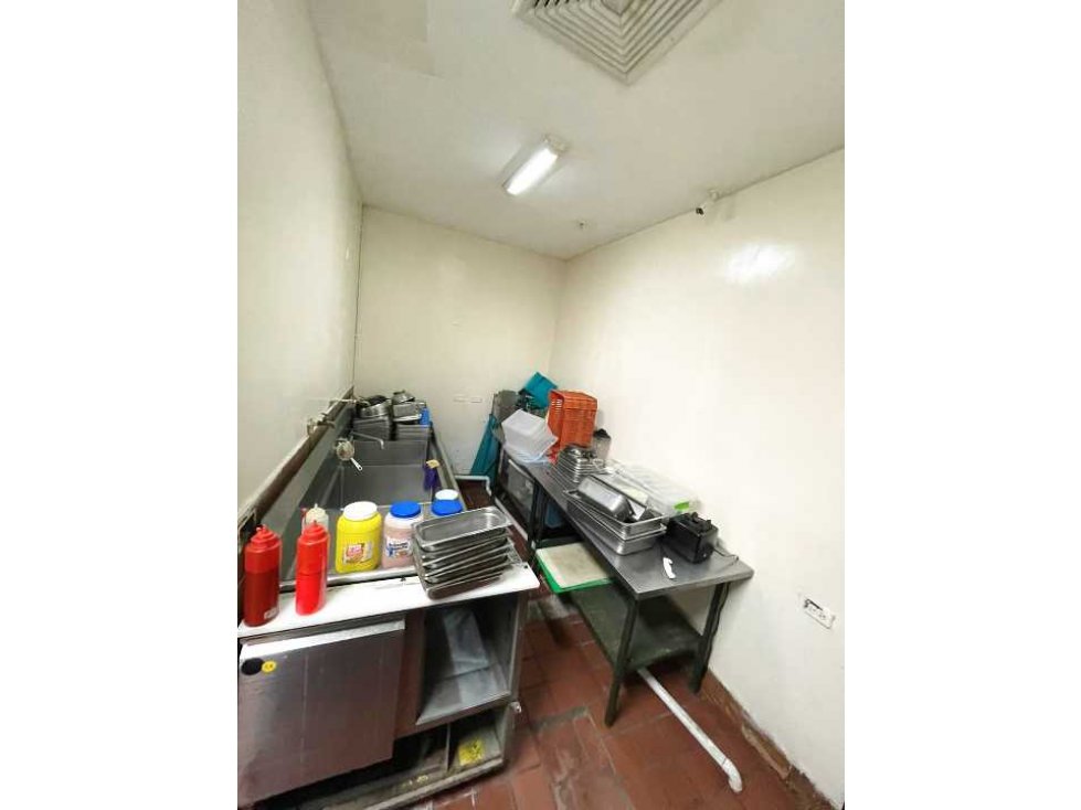 Se Alquila excelente local para Food Court. $2500 - 5