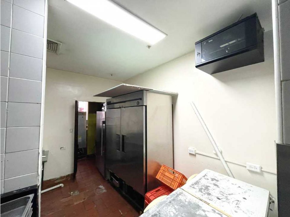Se Alquila excelente local para Food Court. $2500 - 6