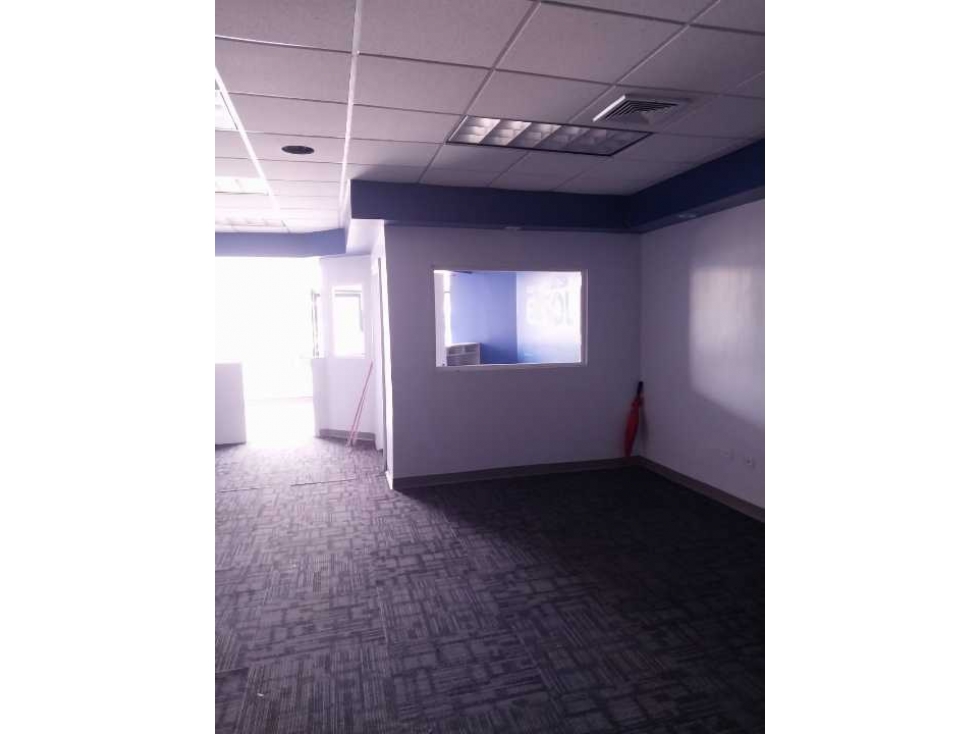 Se alquila local comercial en Plaza Cordoba