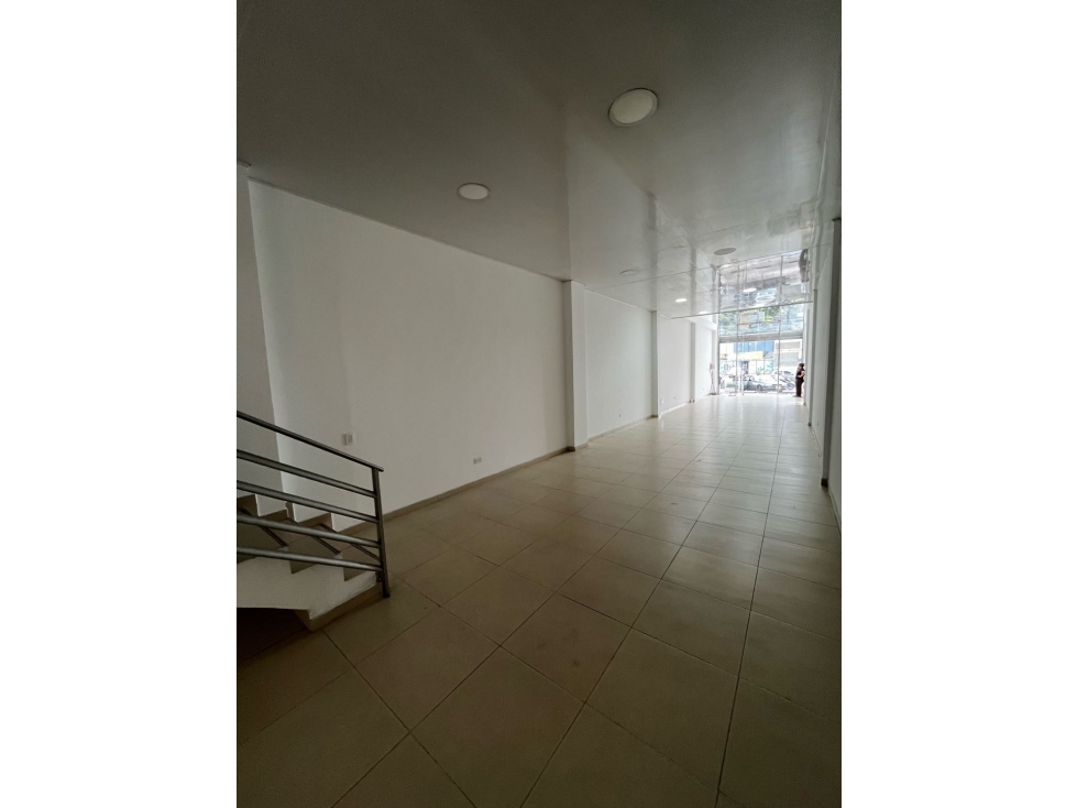 Se alquila local comercial en la rosevelt