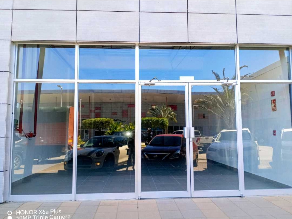 Se alquila local de 131 mtrs en David. Exclusiva plaza comercial