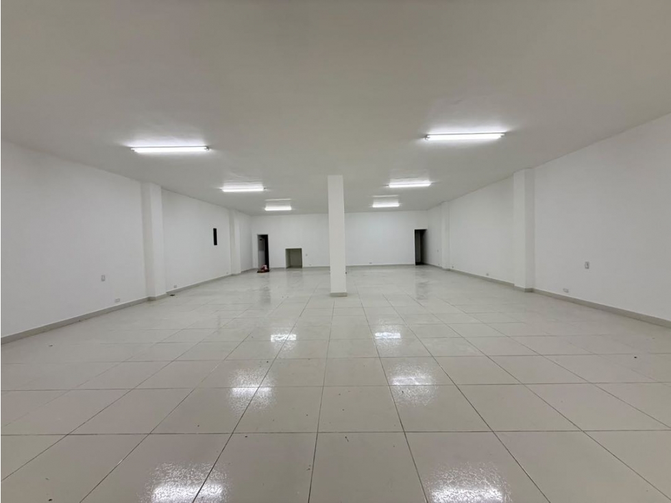 SE ALQUILA LOCAL DE 250 METROS CUADRADOS EN EL LIMONAR — foto 2